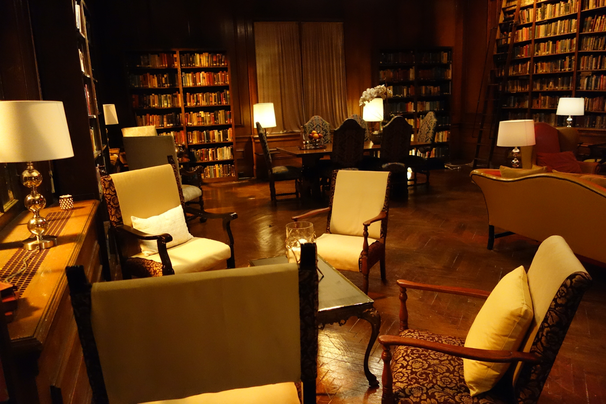 Int. Hotel Lobby
