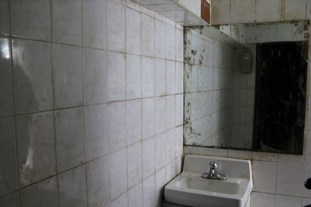 Int. Restaurant Bathroom