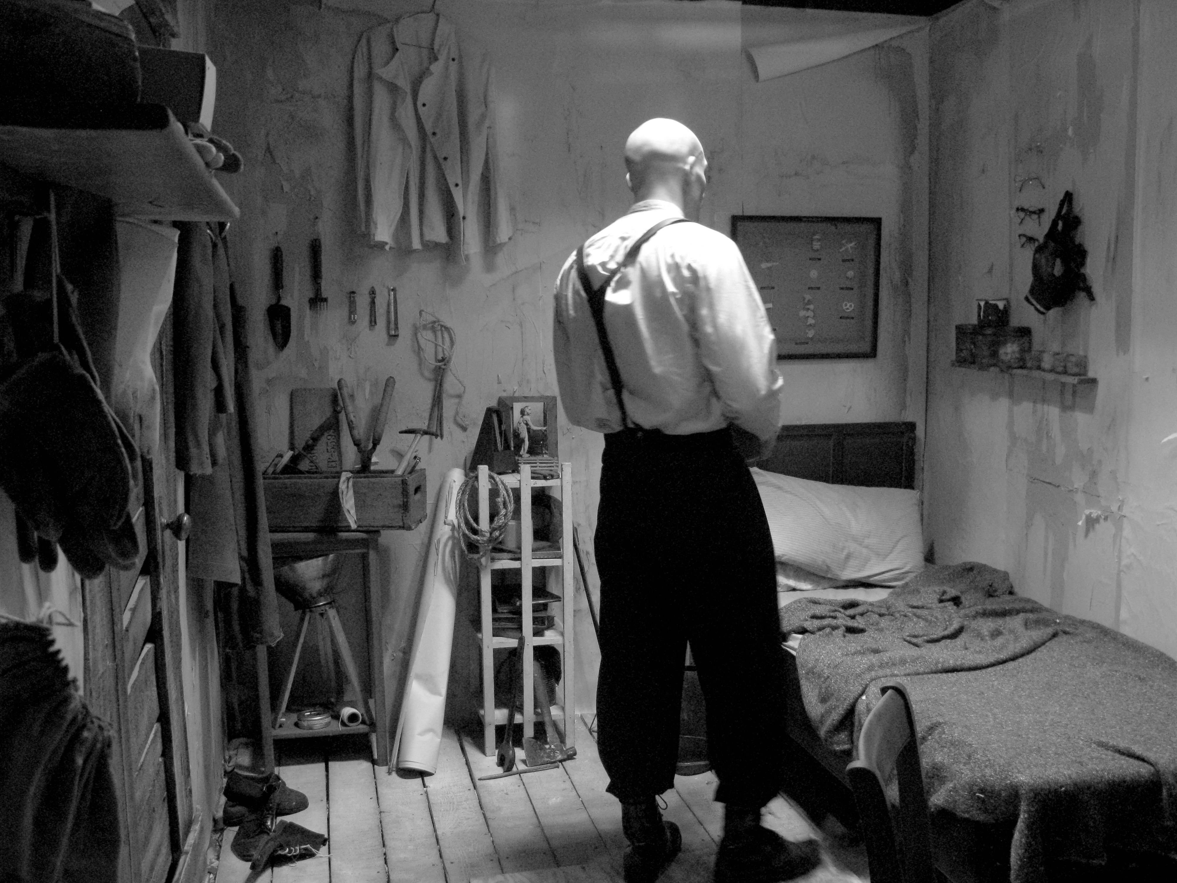 Int. Boy's Room